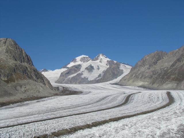 Blick auf Mönch, Trugberg und Konkordiaplatz. Hier ist das Eis ca. 900 m dick