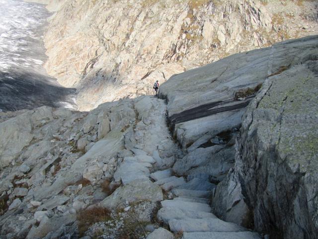 steil führt der Weg bei Punkt 2347 m.ü.M. am Nordwestgrat vom Eggishorn vorbei