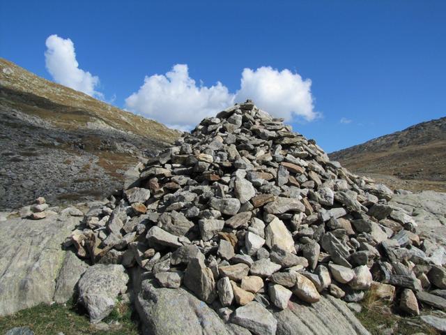 Nein, es ist nicht der Cruz de Ferro auf dem Spanischen Jakobsweg. Wir sind im Märjelental