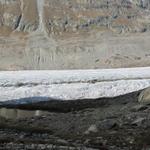 seit 1850, 100 m an Mächtigkeit verloren. Gut ersichtlich an den hellen Schuttstreifen oberhalb vom Gletscher