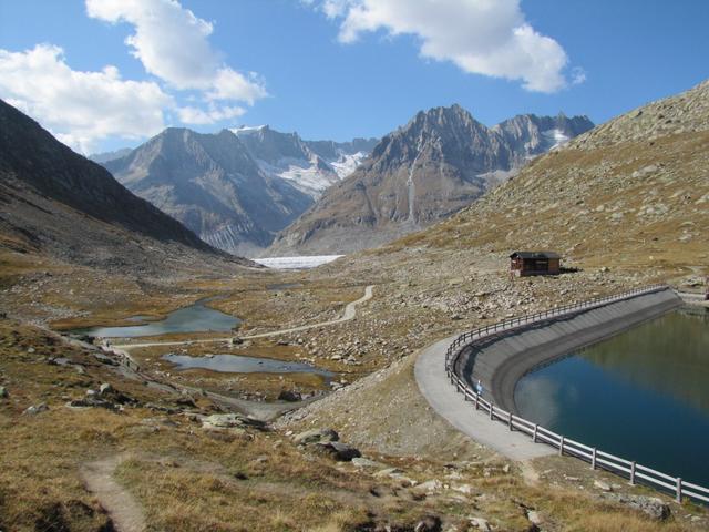 Blick ins Märjelental mit Berghütte und Märjelensee