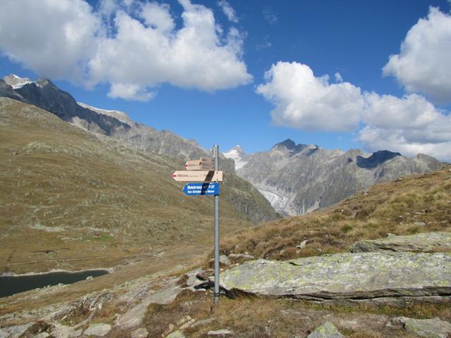 Wegweiser bei Punkt 2471 m.ü.M.