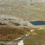 Breitbildfoto vom Märjelental mit Stausee. Gut ersichtlich am gegenüberliegenden Hang, wo früher der Gletscher war