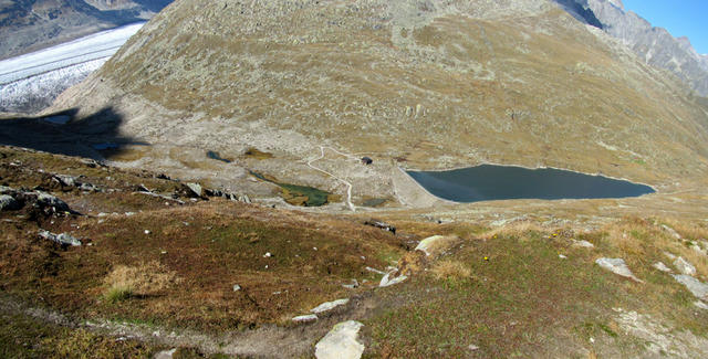 Breitbildfoto vom Märjelental mit Stausee. Gut ersichtlich am gegenüberliegenden Hang, wo früher der Gletscher war