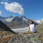 bei einer kleinen Pause auf dem Tälligrat, bestaunt Mäusi die wunderschöne Aussicht