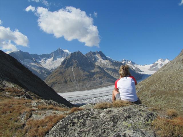 bei einer kleinen Pause auf dem Tälligrat, bestaunt Mäusi die wunderschöne Aussicht