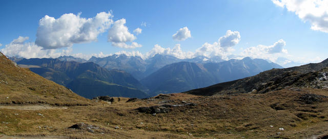 Breitbildfoto mit Blick Richtung Süden ins Binntal mit Ofenhorn, Albrunhorn, Helsenhorn und Monte Leone