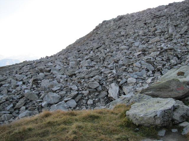 über Geröll und Blockschutt führt uns der Weg nun aufwärts zur Bergstation Eggishorn