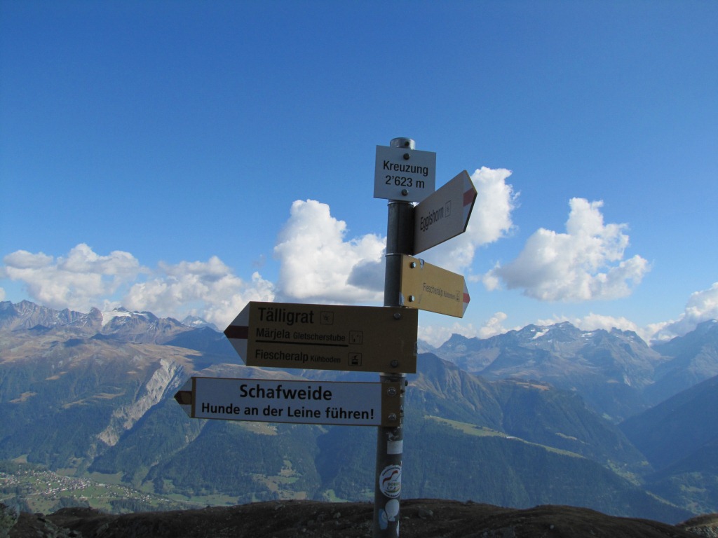 beim Wegweiser Kreuzung 2623 m.ü.M. führt der Weg steil hinauf