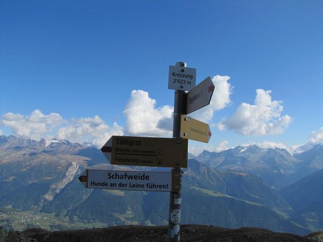 beim Wegweiser Kreuzung 2623 m.ü.M. führt der Weg steil hinauf