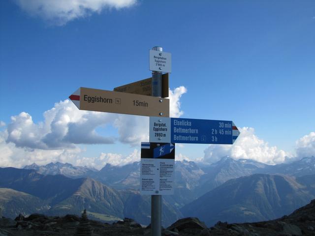 Wegweiser bei der Bergstation Eggishorn 2893 m.ü.M.