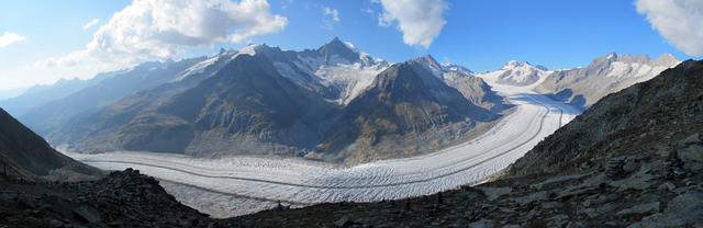 Breitbildfoto von der Bergstation aus gesehen zum grossen Aletschgletscher