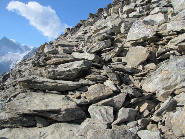 die grossen Felsplatten wurden für Steintreppen umfunktioniert