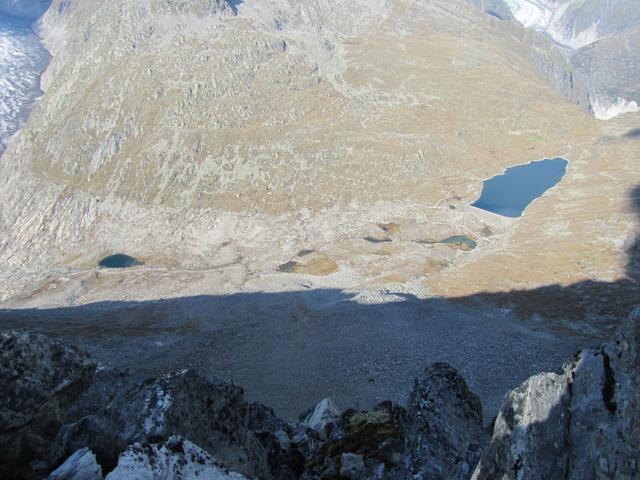 Tiefblick ins Märjelental mit Märjelensee, Gletscherstube und Stausee