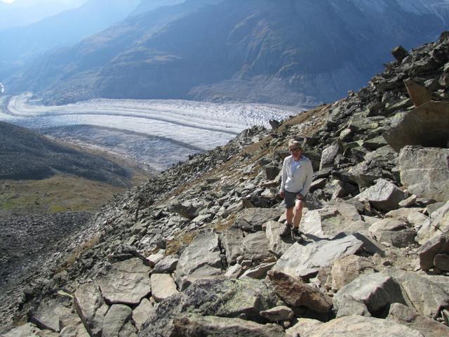 Mäusi wartet auf Franco. Im Hintergrund der Aletschgletscher