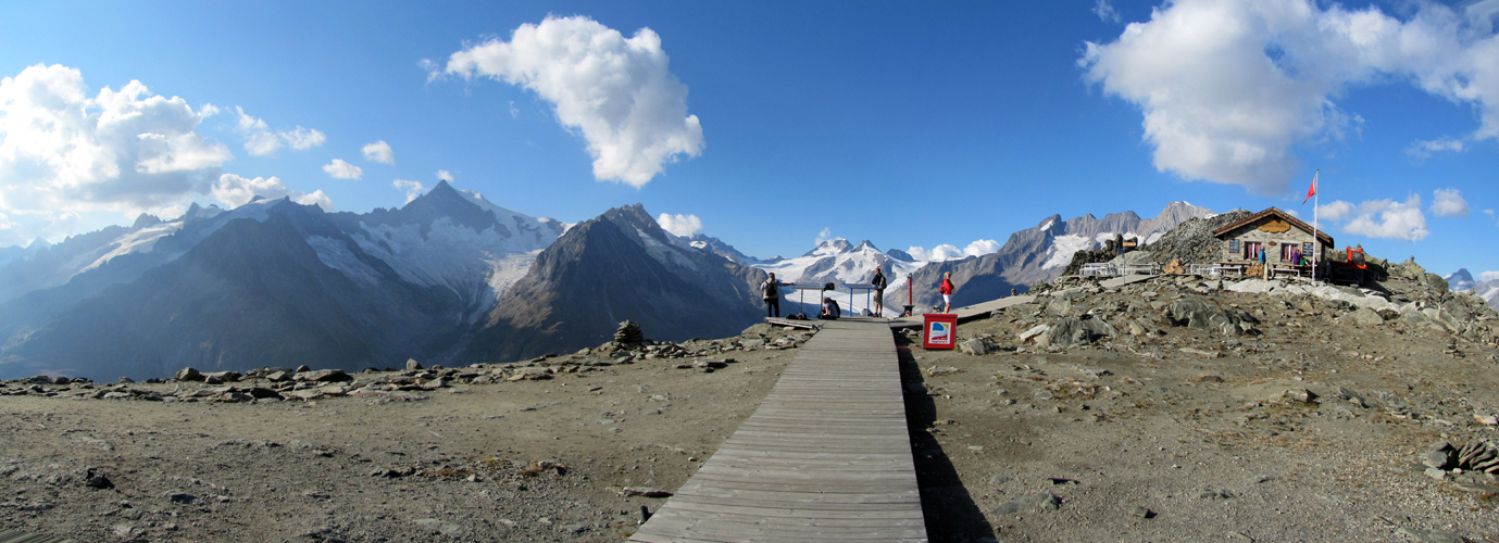 sehr schönes Breitbildfoto von der Berghütte bei der Bergstation Eggishorn