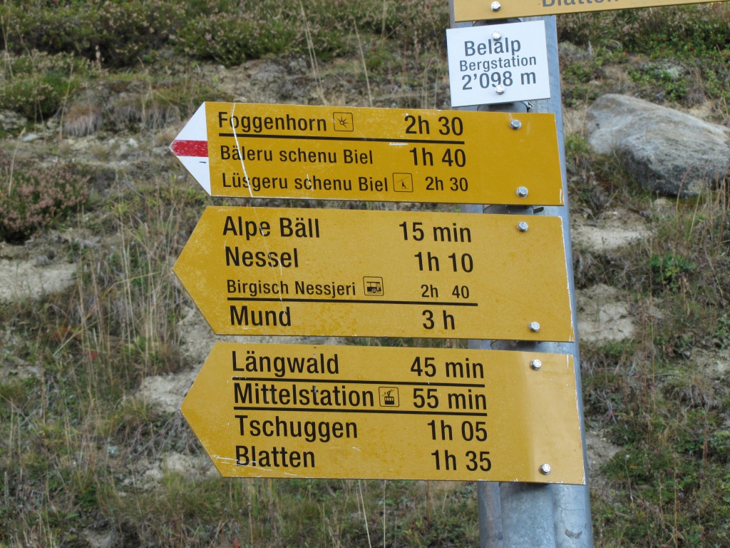 Wegweiser bei der Bergstation von Belalp 2098 m.ü.M.