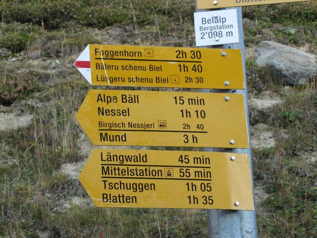 Wegweiser bei der Bergstation von Belalp 2098 m.ü.M.