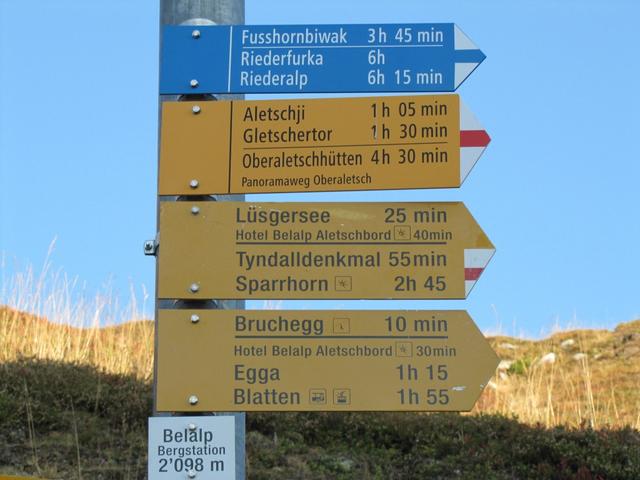 Wegweiser bei der Bergstation von Belalp 2098 m.ü.M. unser erstes Ziel das Hotel Belalp