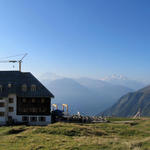 Breitbildfoto beim Hotel Belalp. Am Horizont Fletschhorn, die Mischabelgruppe, das Matterhorn und das Weisshorn