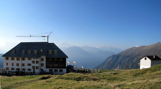 Breitbildfoto beim Hotel Belalp. Am Horizont Fletschhorn, die Mischabelgruppe, das Matterhorn und das Weisshorn