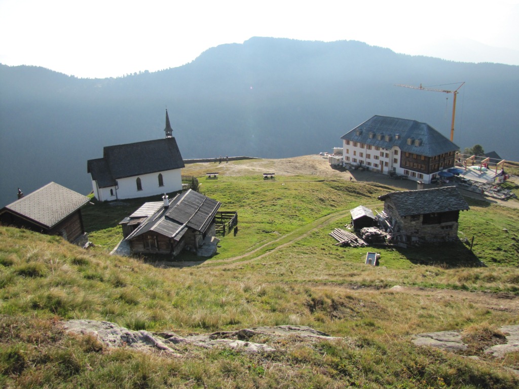 Blick abwärts zur Kapelle und Hotel Belalp