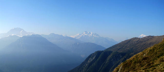 Breitbildfoto mit Fletschhorn, die Mischabelgruppe, das Matterhorn und das glitzernde Weisshorn