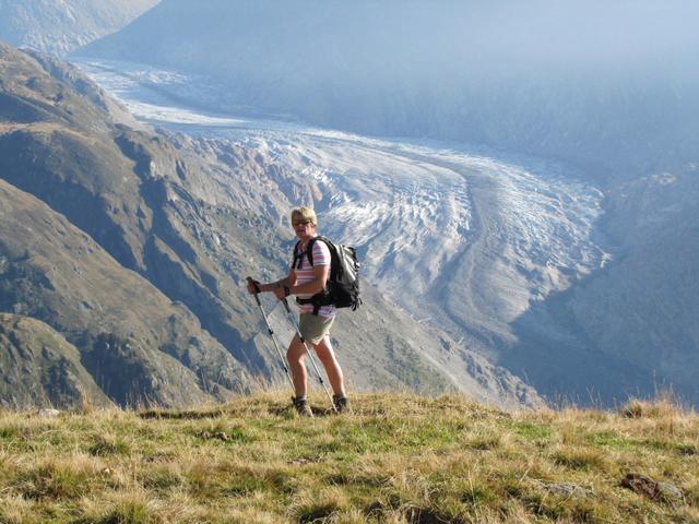 alles am Aletschbord entlang, mit Blick auf den Grossen Aletschgletscher wandern wir aufwärts