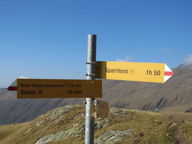 Wegweiser kurz nach nach dem Denkmal bei Punkt 2343 m.ü.M.