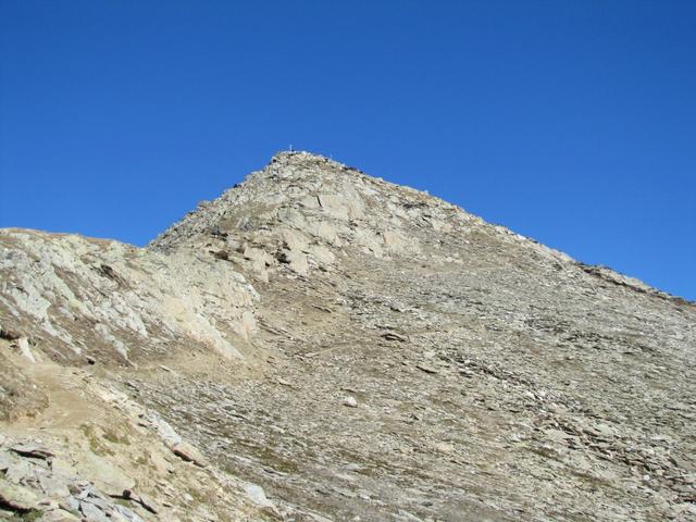 rechts unter der felsigen Gratschneide geht die Wanderung weiter, bis unter den Gipfelaufbau