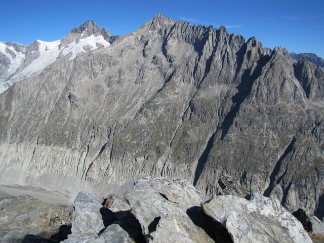 gut ersichtlich der neu erbaute Panoramaweg der zur Oberaletschhütte führt