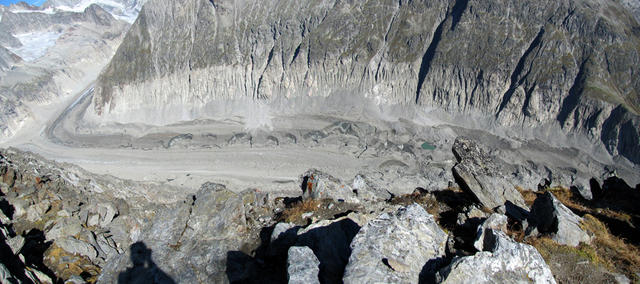 Breitbildfoto mit Tiefblick zum Oberaletschgletscher