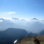 was für ein schönes Breitbildfoto. Blick Richtung Süden. Alle Walliser Berge, schön aufgereiht