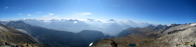 was für ein schönes Breitbildfoto. Blick Richtung Süden. Alle Walliser Berge, schön aufgereiht