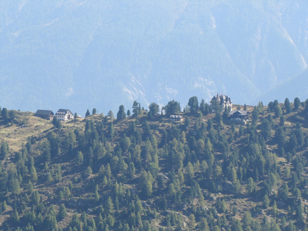 Blick auf die andere Talseite zur Riederfurka und die Villa Cassel