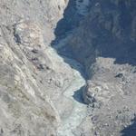 Tiefblick auf die Massaschlucht die der Gletscherbach gegraben hat. Dort runter müssen wir noch