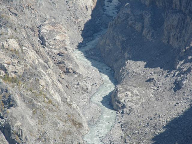 Tiefblick auf die Massaschlucht die der Gletscherbach gegraben hat. Dort runter müssen wir noch