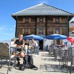 auf der sonnigen Terrasse vom Hotel Belalp geniesst Franco ein Cappuccino