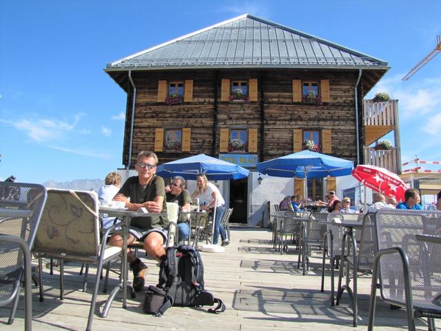 auf der sonnigen Terrasse vom Hotel Belalp geniesst Franco ein Cappuccino