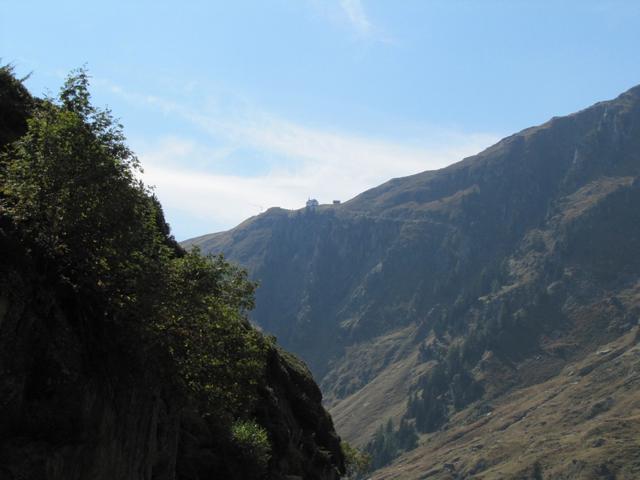 Blick hinauf zum Hotel Belalp. Noch vor kurzem waren wir dort oben