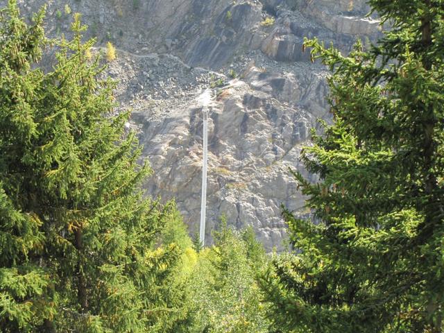 tief unter uns taucht die Hängebrücke über die Massaschlucht auf