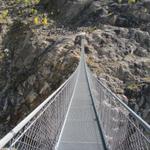 die schöne aus Stahl erstellte Hängebrücke über die Massaschlucht. 1 m breit, 80 m über die Schlucht, 124 m lang