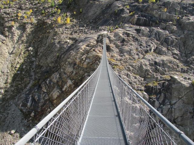 die schöne aus Stahl erstellte Hängebrücke über die Massaschlucht. 1 m breit, 80 m über die Schlucht, 124 m lang