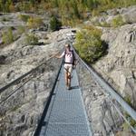 Mäusi auf der Hängebrücke