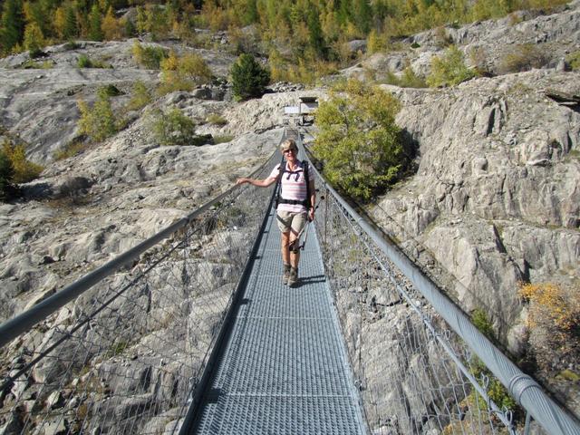 Mäusi auf der Hängebrücke