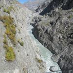 Tiefblick in die Massaschlucht mit Gletscherbach. Wahnsinnig wieviel Wasser vom Aletschgebiet hier runter kommt