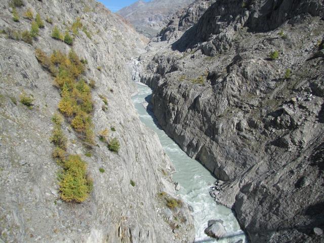 Tiefblick in die Massaschlucht mit Gletscherbach. Wahnsinnig wieviel Wasser vom Aletschgebiet hier runter kommt