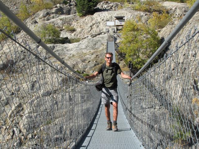 Franco auf der Hängebrücke