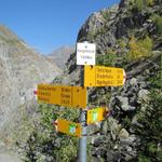 Wegweiser bei der Hängebrücke über die Massaschlucht 1599 m.ü.M.