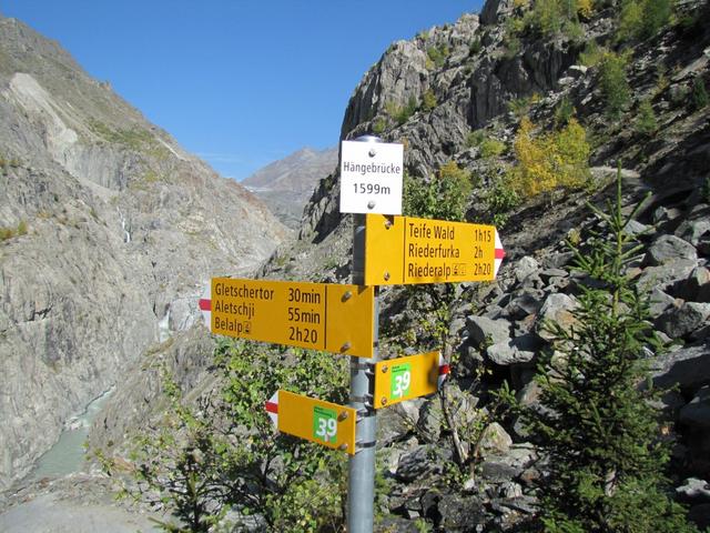 Wegweiser bei der Hängebrücke über die Massaschlucht 1599 m.ü.M.